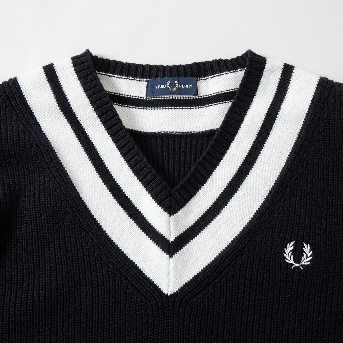 フレッドペリー FRED PERRY ストライプド Vネック ジャンパー チルデン