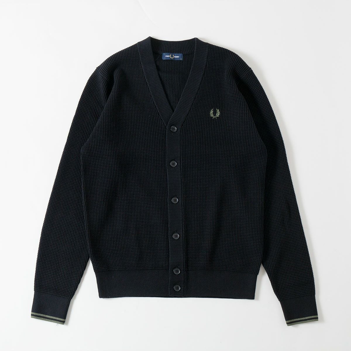 定価2.6万円✨️完売 FRED PERRY 別注 ニットカーディガン ロゴ刺繍 FRED PERRY（フレッドペリー） カーディガン 別注 ケーブルニット
