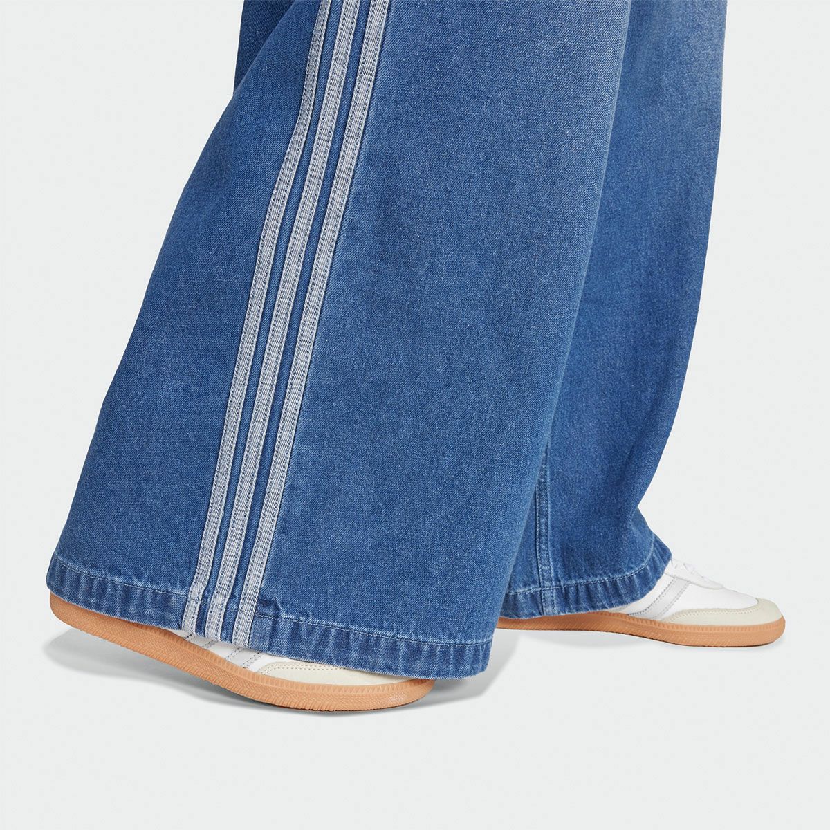 美品　adidas originalsサイドライン ブルーデニム　34サイズ adidas（アディダス） ジーンズ サイドラインデニムハーフパンツ